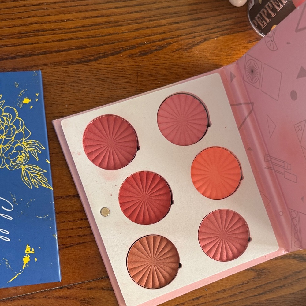 Eyeshadow Palette - Picture 4 of 5